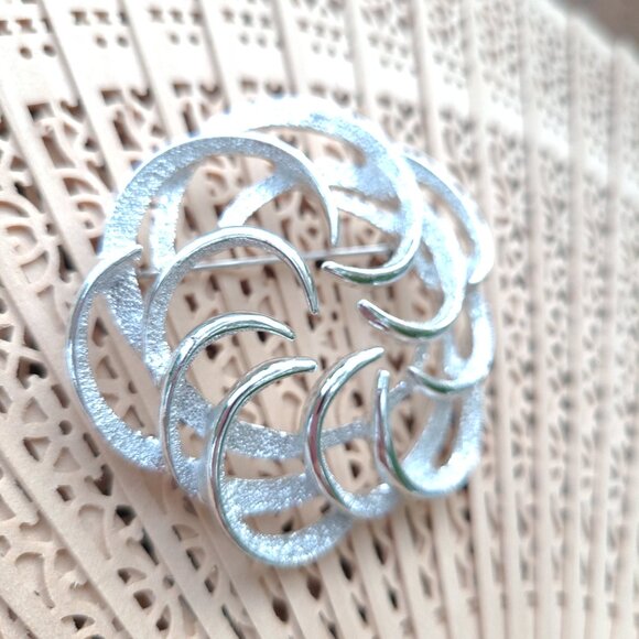 Unique Brooch For SAle Today - Picture 4 of 10